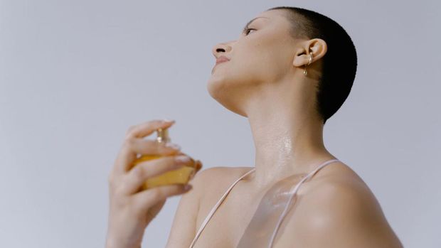Cara menggunakan parfum yang kurang tepat, seperti menggosok pergelangan tangan setelah disemprot, bisa menjadi penyebab aroma parfum cepat hilang.