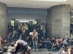 Demo Mahasiswa UINSA Tolak Muzakki Jadi Rektor 2 Periode