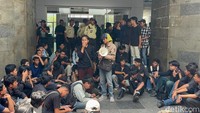 Mahasiswa UINSA Demo Rektorat