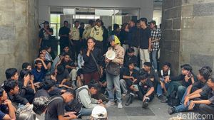 Mahasiswa UINSA Demo Rektorat