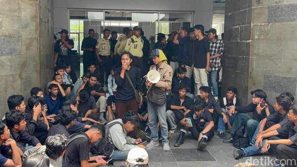 Mahasiswa UINSA Demo Rektorat