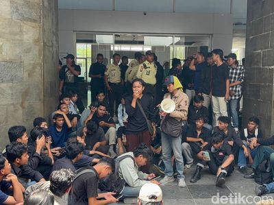 Mahasiswa UINSA Demo Rektorat