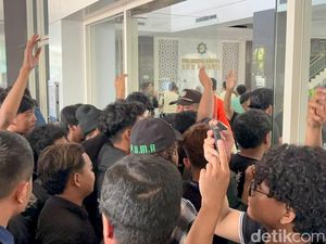 Demo Mahasiswa UINSA Ricuh, Massa Duduki Gedung Rektorat