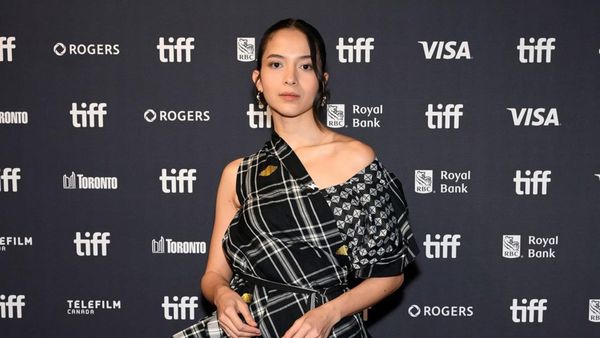 Gaya Edgy Putri Marino di Toronto Film Festival 2026, Pakai Terusan Asimetris
