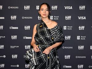 Gaya Edgy Putri Marino di Toronto Film Festival 2026, Pakai Terusan Asimetris