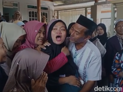 Video: Tangis Istri Hamil 6 Bulan Sambut Jenazah ABK KM Virgo