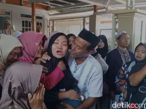 Tangis Histeris Istri Hamil 6 Bulan Saat Jenazah Rian ABK KM Virgo Tiba