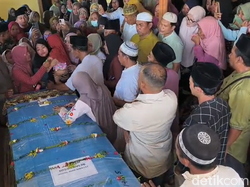 Pilu Istri di Depan Jenazah Rian ABK KM Virgo: Ayah Lagi Bobok, Nak!