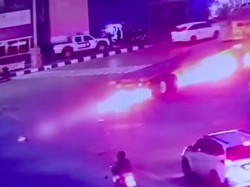 Detik-detik Motor Terobos Lampu Merah Tertabrak Truk hingga Terbakar di Priok