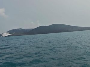 Masih Terdeteksi Gempa dan Hembusan Asap Putih di Gunung Anak Krakatau