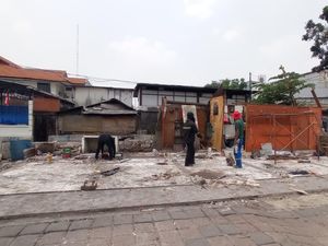 Kagetnya Warga Saat Truk Lagi Diservis Lepas Kendali Tabrak 5 Kios di Jaktim