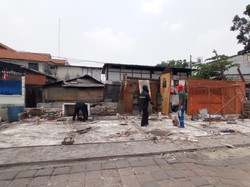 Kagetnya Warga Saat Truk Lagi Diservis Lepas Kendali Tabrak 5 Kios di Jaktim