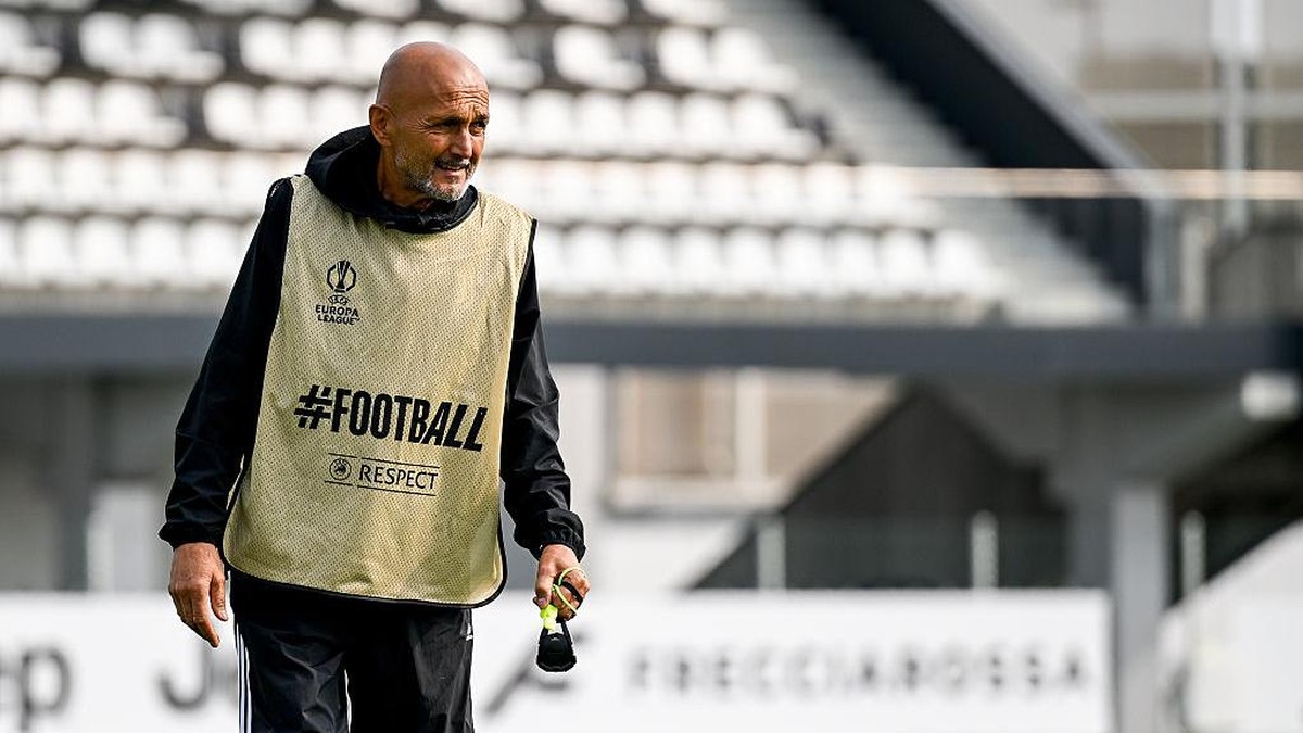 Luciano Spalletti saat memimpin latihan Juventus jelang menghadapi NEC Nijmegen di Liga Europa. Foto: Juventus FC via Getty Images/Daniele Badolato - Juventus FC