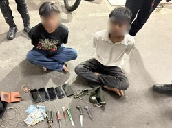 2 Pemuda Diduga Begal Ditangkap di Jaktim, Pisau hingga 5 Ponsel Disita