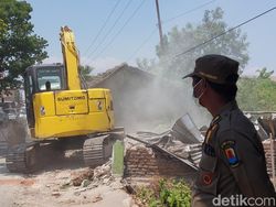 Ratusan Bangunan Liar Penyebab Banjir dan Macet di Cirebon Dibongkar