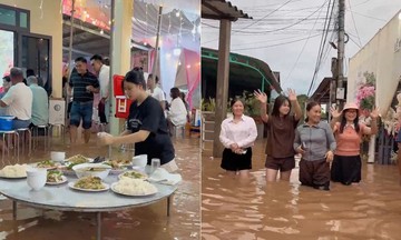 Pesta Pernikahan Unik di Vietnam: Genangan Air Tinggi Tak Surutkan Niat Tamu Nikmati Hidangan