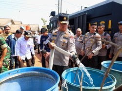 Polda Babel kembali Salurkan Air Bersih untuk Warga Desa Kemuja