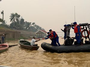 Kabut Asap Makin Pekat, Polisi Bagi Masker ke Pengemudi Ketek di Jambi