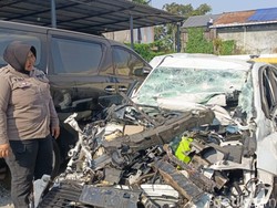 Sopir Sedan Tewas Usai Tabrak Motor dan Truk di Slamet Riyadi Solo