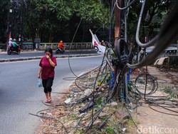 Video Bikin Waswas! Begini Kondisi Kabel Semrawut di Kuningan Barat