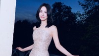 Pesona Song Hyo Kye Cantik Effortless, Berbalut Gaun Kristal di Paris