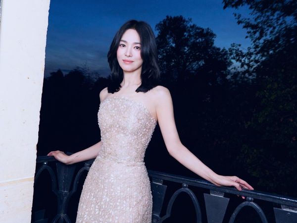 Pesona Song Hyo Kye Cantik Effortless, Berbalut Gaun Kristal di Paris