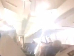 Ngeri! Pesawat Boeing 737 Iran Rusak Saat Terbang Bikin Penumpang Super Panik