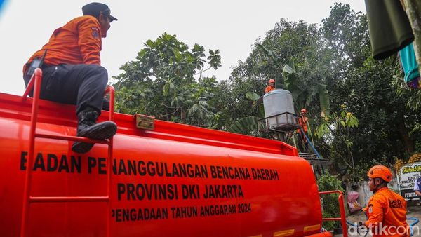 Krisis Air Bersih Melanda Cilandak Barat, BPBD Salurkan Air ke Warga