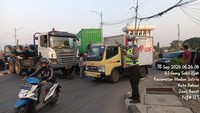 Truk Mogok Melintang di Jalan Raya Bekasi, Lalin Arah Cakung Macet