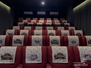 Unik, Bioskop Mini Nyempil di dalam Pasar Rumput Jakarta