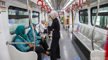 Warga Mulai Menjajal LRT Kelapa Gading - Manggarai