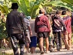 Pria Mamasa Ditandu ke Puskesmas gegara Tak Dipinjami Ambulans