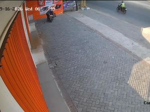 Maling Terekam CCTV Colong Besi Penutup Bak Kontrol Air di Pasuruan