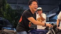 Sweet! Gading Marten Kasih Kado Ultah Motor Suzuki RGR ke Ariel NOAH