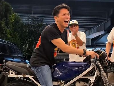 Sweet! Gading Marten Kasih Kado Ultah Motor Suzuki RGR ke Ariel NOAH
