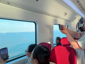 Video: Berebut Naik Kereta Lintas Laut Pertama demi Lihat Seaview Ciamik