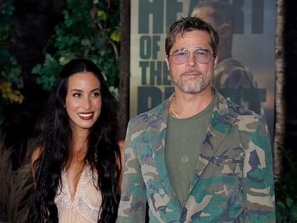 Gaya Brad Pitt Serba Loreng di Red Carpet, Gandeng Pacar Lebih Muda 29 Tahun