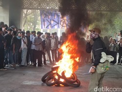 Mahasiswa UINSA Demo Lagi, Bakar-bakar di Gedung Rektorat