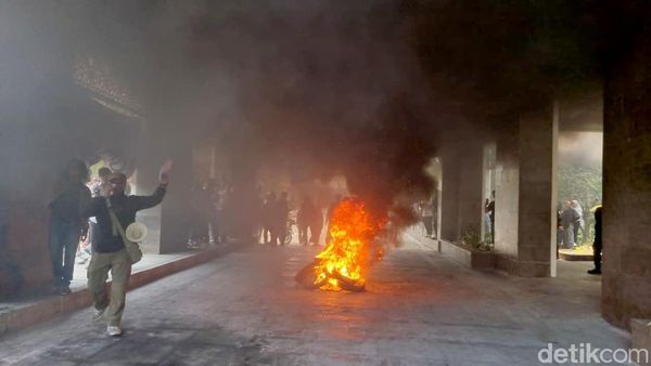Mahasiswa UINSA Kembali Demo, Aksi Diwarnai Bakar-bakar Ban