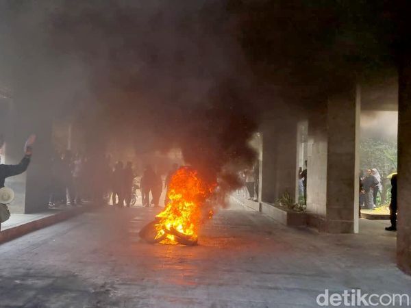 Mahasiswa UINSA Kembali Demo, Aksi Diwarnai Bakar-bakar Ban