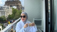 Seru! Erin Anthony Makan dengan View Ikonik di Masjid Nabawi hingga Eiffel