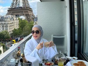 Seru! Erin Anthony Makan dengan View Ikonik di Masjid Nabawi hingga Eiffel
