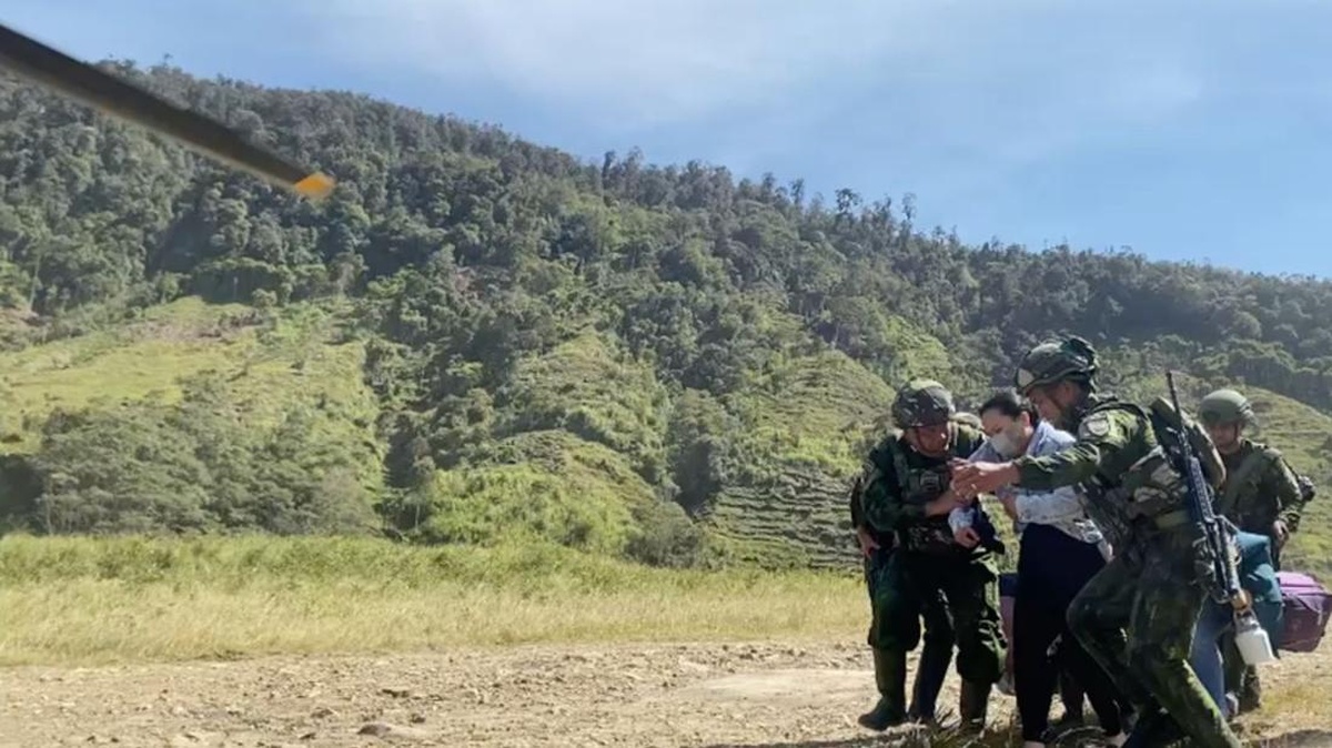 Jalur Udara, TNI Evakuasi Istri Sopir Korban KKB ke Wamena