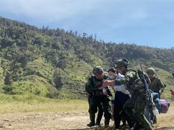 TNI Evakuasi Istri Sopir Travel Korban KKB dari Mbua ke Wamena via Udara