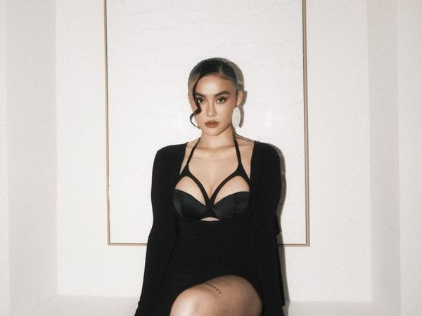 Foto: Agnez Mo Hadiri Pre-Party Emmy 2026, Sensual Berbalut Jean Paul Gaultier