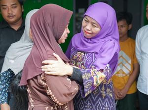 Pesan Haru Gubernur Khofifah Saat Takziah Korban KM Virgo di Surabaya