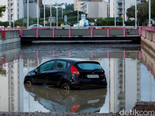 Hujan Deras Bikin Jalanan Valencia Terendam Banjir