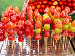 5 Olahan Stroberi yang Viral, dari Tanghulu hingga Strawberry Mochi