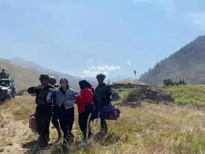 Haru! Istri Sopir Dibunuh OPM di Wamena Dievakuasi Pakai Heli