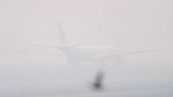 Kabut Asap Karhutla Ganggu Penerbangan di Bandara Palembang
